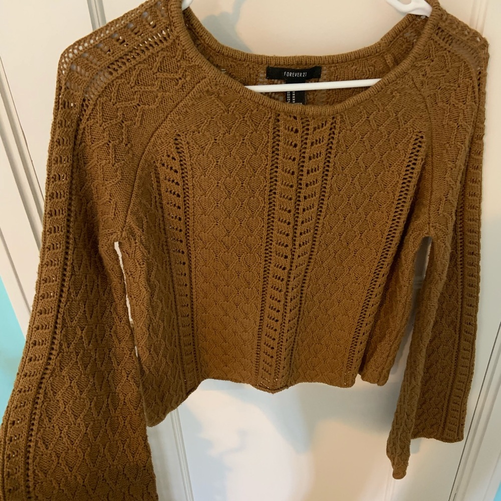 70’s inspired flare sleeve cropped sweater!